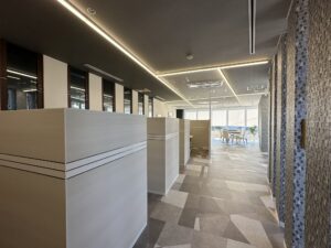 日本クレアス税理士法人 高崎本部のブース型相談スペース。個室感のあるパーテーション仕切りが並ぶフロア。