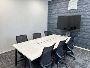 日本クレアス税理士法人 高崎本部の応接室。会議用テーブルとモニターを備えたミーティングスペース。